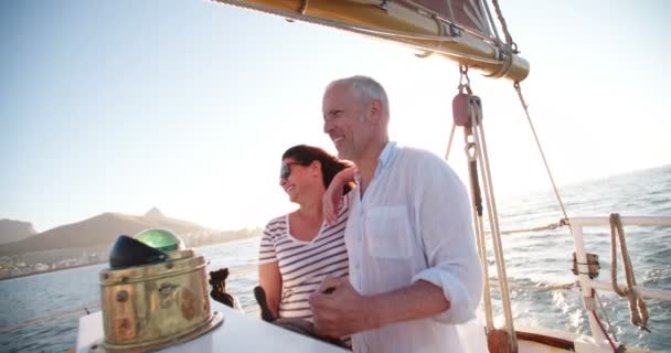 Pareja de personas mayores disfrutando de un crucero de alquiler — Vídeos de Stock