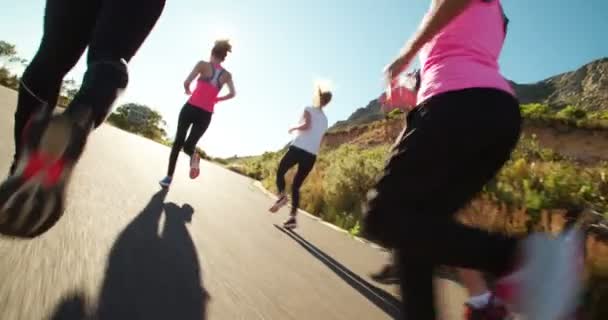 Fille athlétique courir en plein air avec des amis — Video