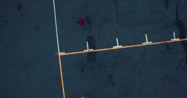 African American skateboarding na parkingu — Wideo stockowe