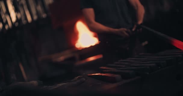 ワーク ショップで熱烈な鉄を扱う鍛冶屋 — ストック動画