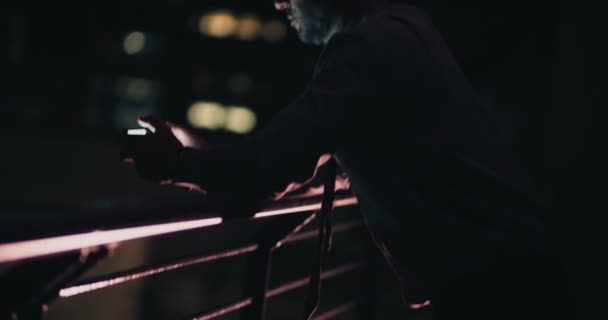 Бизнесмен с помощью смартфона на балконе — стоковое видео
