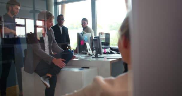 Start verksamhet man diskuterar arbetet med team — Stockvideo