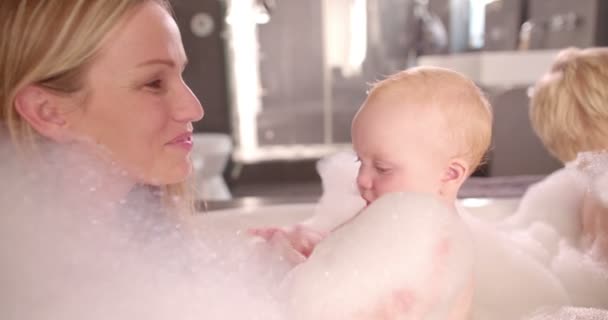 Mam in bubbelbad met baby dochter — Stockvideo