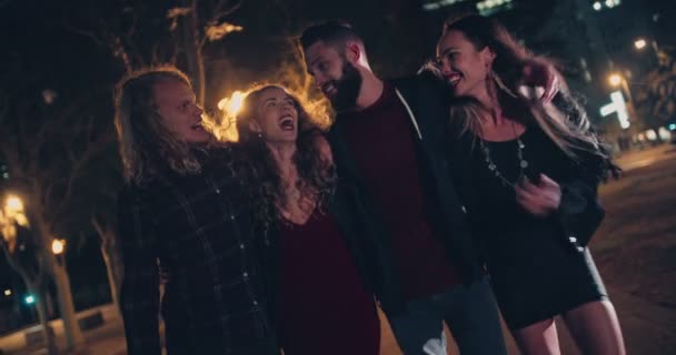 Vänner njuter en natt promenad i staden — Stockvideo