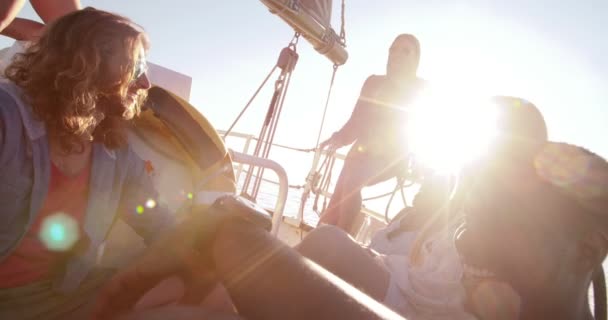 Freundinnen trinken Bier auf einer Jachtkreuzfahrt bei Sonnenuntergang — Stockvideo