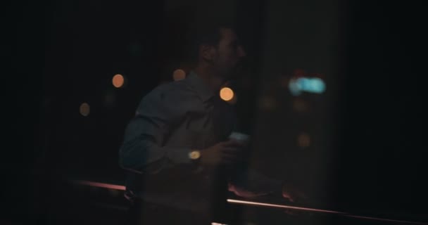 Geschäftsmann trinkt Kaffee auf Balkon — Stockvideo