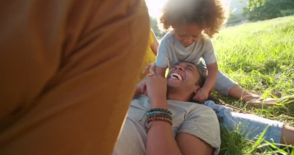 Familia relajándose unos con otros mientras se ríen felizmente — Vídeos de Stock