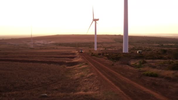 Vänner njuter en roadtrip genom vindkraftpark — Stockvideo