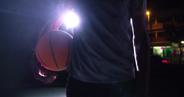 Баскетболист держит мяч на бедре — стоковое видео