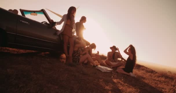 Amigos comiendo pizza al lado de coche convertible — Vídeos de Stock