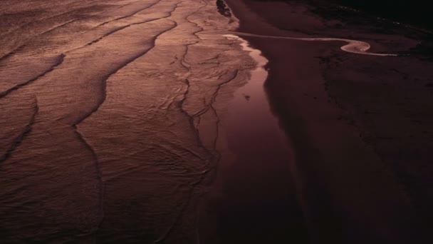 Flygfoto över en strand vid solnedgången — Stockvideo