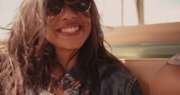 Женщина улыбается в поездке по Ретро Ван Роуд — стоковое видео