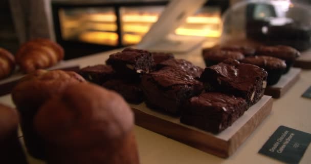 Brownie display i trendiga Coffee Shop — Stockvideo