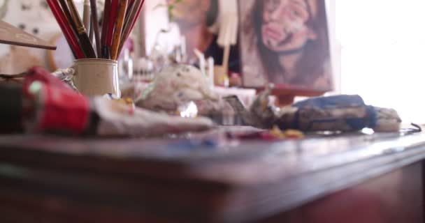 Artista sosteniendo paleta y mezclando pintura colorida con cuchillo de paleta — Vídeos de Stock