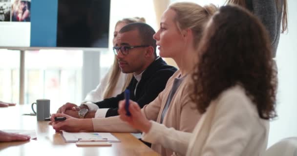 Jovem equipe de negócios casual comunicando — Vídeo de Stock