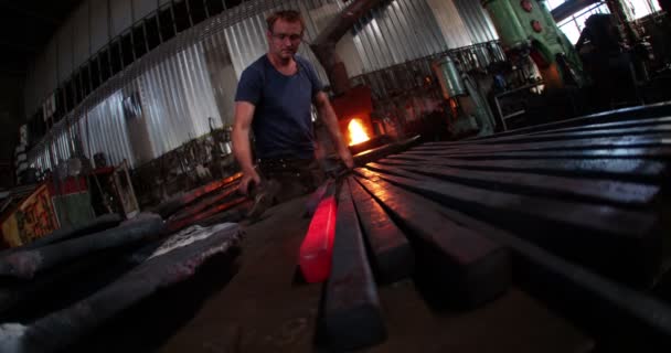 Mão de ferro forjado martelando — Vídeo de Stock