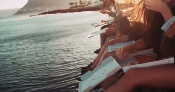 少年朋友在码头上吃披萨 — 图库视频影像