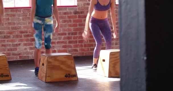 重点是运动量来找到健身房锻炼的朋友 — 图库视频影像