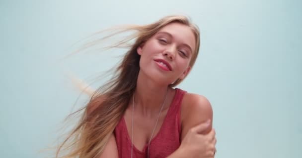 Portret van een lachende jong blond meisje — Stockvideo