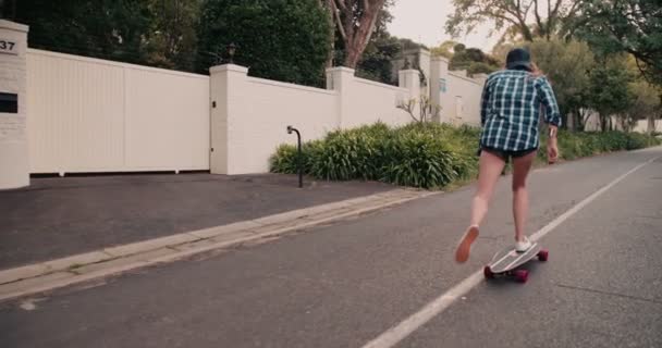 Jeune fille hipster skateboard sur une route — Video