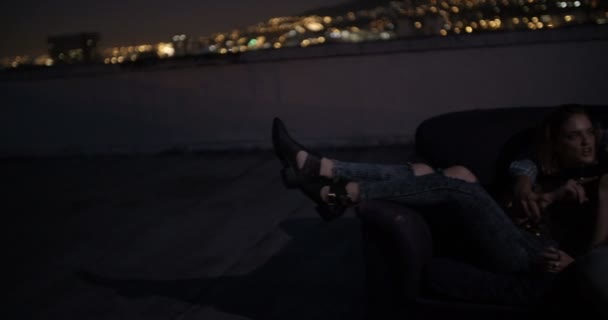 Giovane coppia rilassante su un divano sul tetto — Video Stock