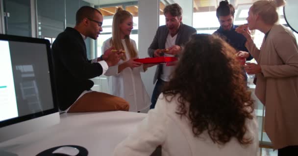 Chef de département distribuant des pizzas lors d'une réunion de bureau 