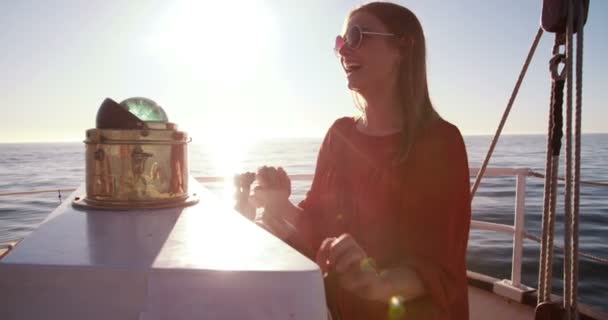 Chica disfrutando de un crucero de alquiler — Vídeo de stock