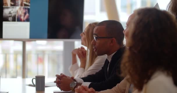비즈니스 미팅을 갖는 크리에이티브 스타트업 팀 — 비디오