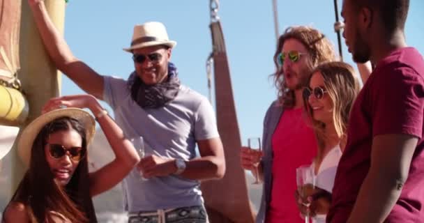 Freunde auf Jachtparty trinken Champagner und lachen — Stockvideo