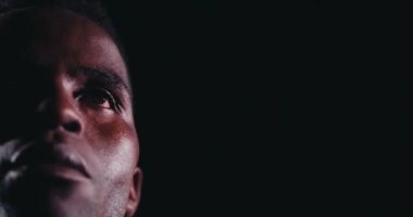 Basketbolcu Doğrudan İleriye Bakıyor