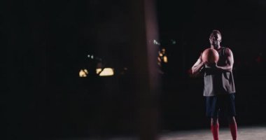 Basketbolcu Sahada Parmak üzerinde Top İplik 