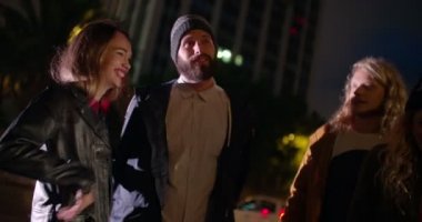 arkadaşlar birlikte şehirde gece sarılma