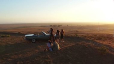 Bir yaz akşamı açık parti arkadaşları