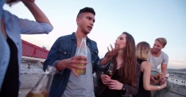 bir yaz çatıda sohbet arkadaş parti