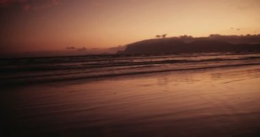 ' Nde Günbatımı okyanus üzerinde uçan martılar