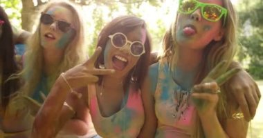 Holi Festival kutluyor kız grubu