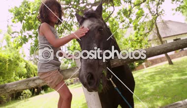Çocuk besleme at havuç ve onu sevişme
