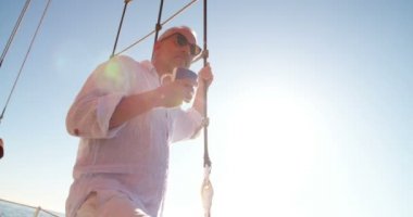 adam ufka bakarak kahve ile bir yatta