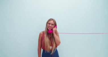 Telefon görüşmesi sırasında gülümseyen güzel kız