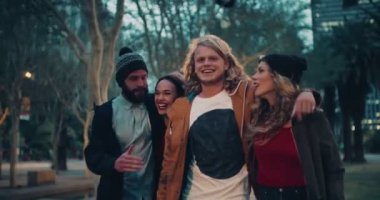 Akşamları, dışarı asılı hipster arkadaşlar