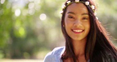 Çiçekli saç kamera gülümseyen kadın