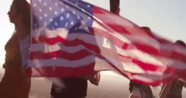 Çekici kadın bir Amerikan bayrağı tutar