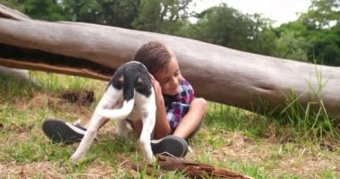 sopa ve köpeği ile oynayan çocuk