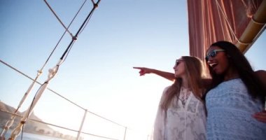 Kız bir şekilde gülerek bir gezisinde birlikte bağ arkadaşlar