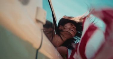 kadın bayrağı ile van pencereden dışarı bakıyor