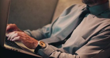 Olgun işadamı dizüstü bilgisayarda yazarak