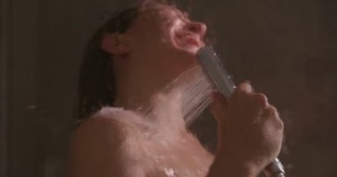 Duş ve banyo kadında zevk