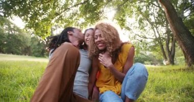 Aile gülüyor ve şirin kızları ile gülümseyen