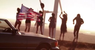 Arkadaşlar yol çiftlik yakaladığında Amerikan bayrağı Rüzgar için açma