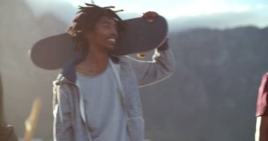 Out yolu üzerinde asılı patenciler grup